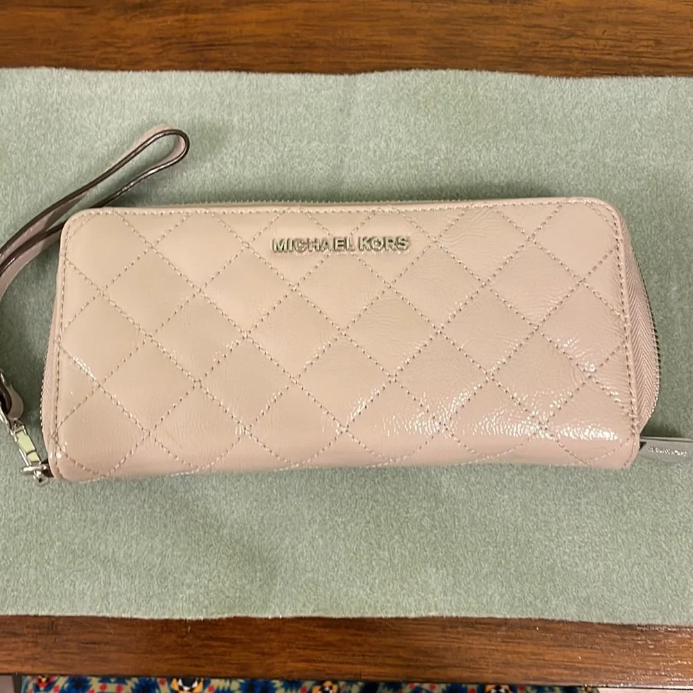Michael Kors wristlet. Taupe / Tan - Picture 2 of 12